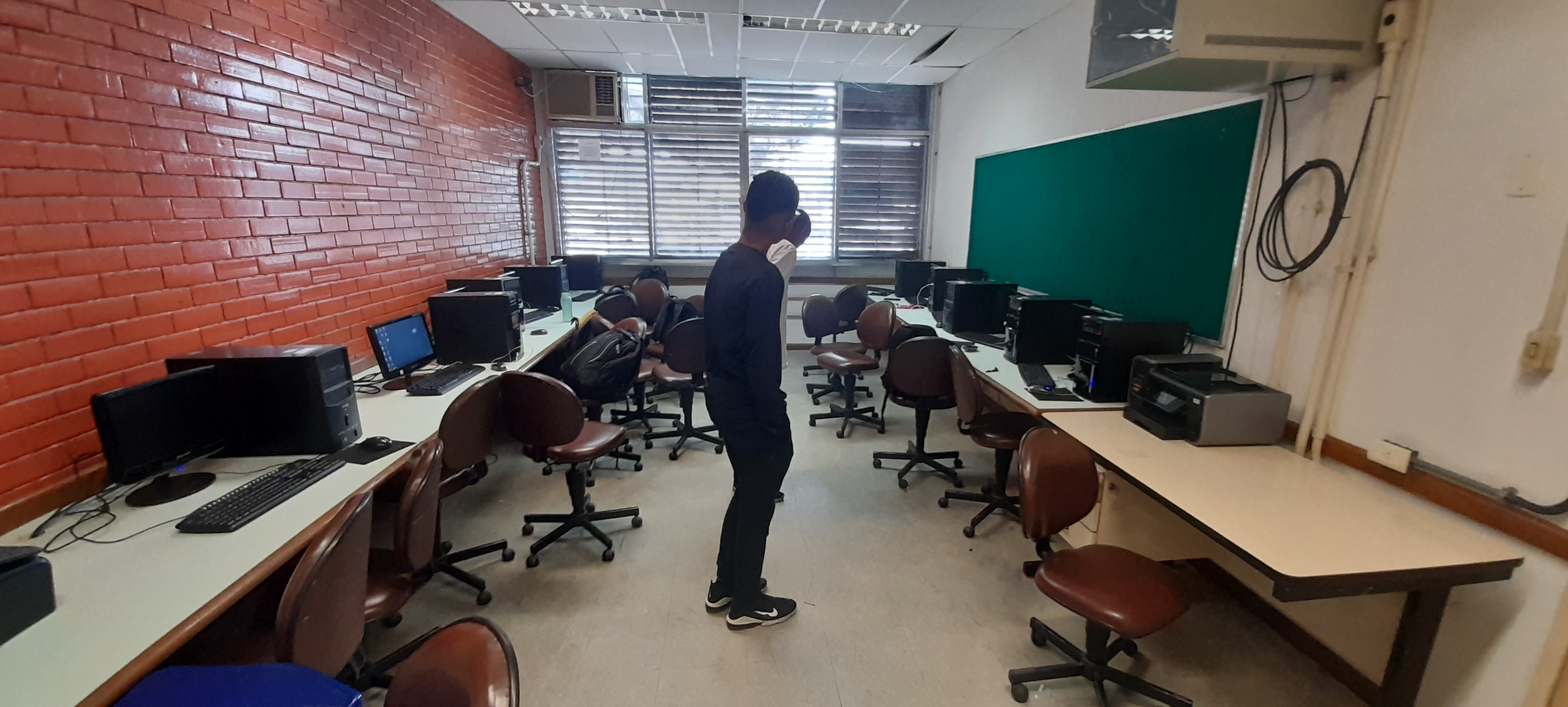 Sala de informática onde as aulas aconteciam